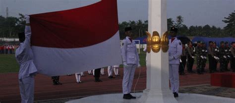 Penurunan Bendera HUT RI Di Lamsel Berlangsung Khidmat Metropolis Co Id