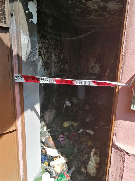 Brugherio Incendio In Appartamento Carabinieri Sfondano La Porta E