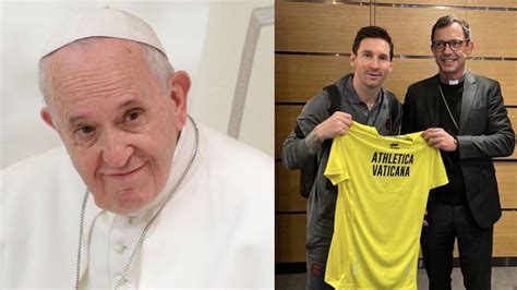 El Papa Francisco Le Obsequió Una Camiseta Del Athletica Vaticana A Lionel Messi