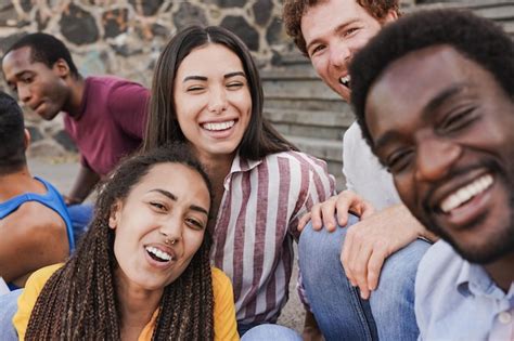 Grupo De Amigos Multirraciais Tirando Uma Selfie Ao Ar Livre Foto Premium