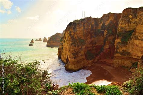 Paesaggio Della Bellissima Spiaggia Di Praia Da Dona Ana Situata A