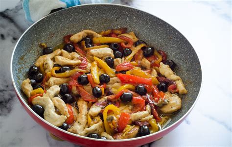 Straccetti Di Pollo Con Peperoni E Olive Nere Le Ricette Di Simo E