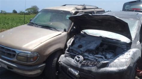 Choque Entre Camionetas Deja Lesionados Y Cuantiosos Da Os Materiales