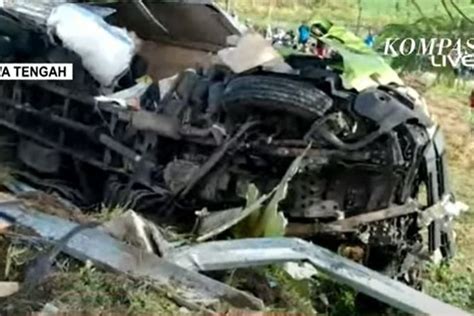 Foto Kecelakaan Beruntun Di Tol Semarang Solo 6 Orang Tewas