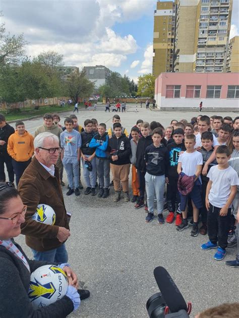 Старши треньорът на ЦСКА Алън Пардю подари на учениците от 4. ОУ ...