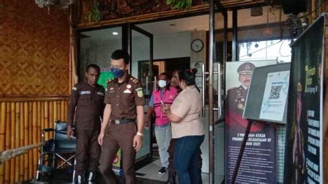 Orang Tersangka Dugaan Korupsi Dana Btt Di Bpbd Sikka Minta