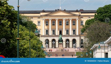 Oslo Norway 24 De Junio De 2019 Gente Caminando Cerca Del Palacio