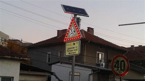 Соларни знаци пазят децата на пътя в Монтана