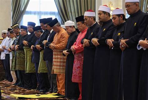 Agong Berkenan Solat Jumaat Di Surau Utama Istana Negara Astro Awani