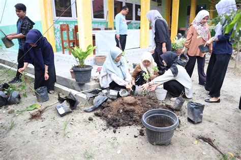 Kebersihan Dan Kesehatan Tanaman Sekolah Kegiatan Gotong Royong Guru