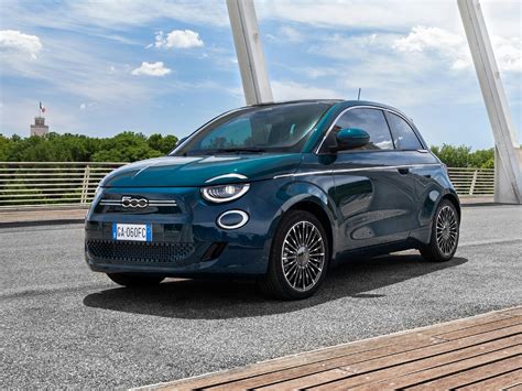 New Fiat 500 and 500C electric car prices announced: specs and release ...