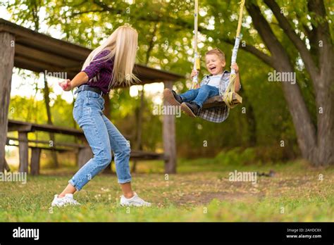 Maman Blonde Et Enfant Banque D Image Et Photos Alamy