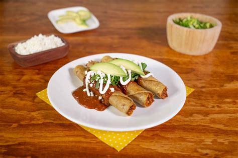 Tacos dorados con pollo adobado Recetas Nestlé