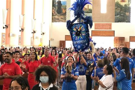 Fé e devoção Garantido e Caprichoso se unem em oração pedindo proteção