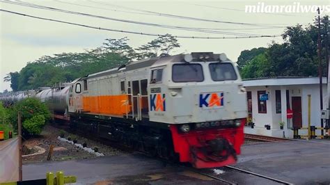 NONTON KERETA API PASS HUJAN TURUN KA GAYA BARU MALAM SELATAN KA