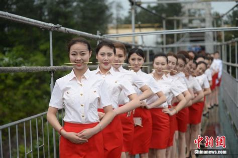 准空姐高空透明玻璃桥上“练胆”空姐图片航空圈