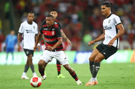 Flamengo Marca No Fim E Salvo Pelo Gongo Ap S Jogo Ruim Contra