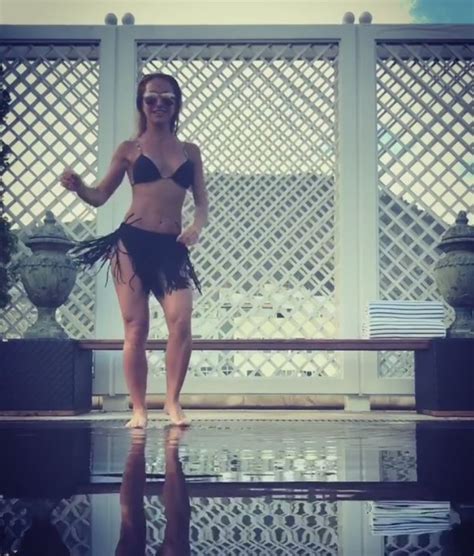 EGO Sabrina Sato dança sensualiza de biquíni e mergulha em piscina