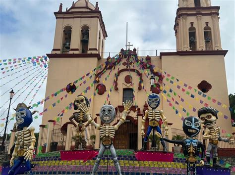 Santiago Visitan altar de luchadores en Día de Muertos Telediario México