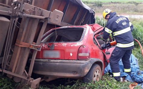 Três pessoas morrem em acidente entre carro e carreta na BR 364 em