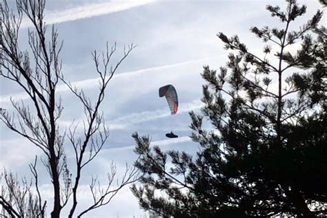 Paraglajderom Se Zabio U Dva Auta U Podgori Krapinskoj Zagorje