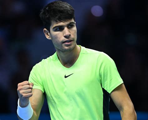 Alcaraz vence Rublev e se mantém vivo no ATP Finals