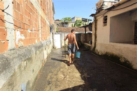 Um dia após rompimento de adutora moradores de casas inundadas ainda