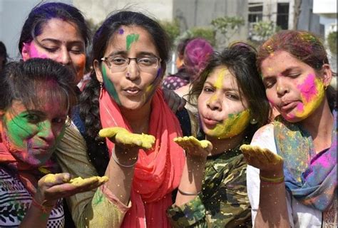 प्राकृतिक रंगों और गुलाल से त्वचा में आता है निखार जानें होली का