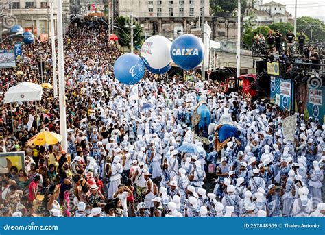 La Foule Des Membres Du Groupe Carnavalesque Traditionnel Filhos De