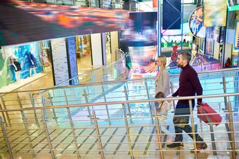 Pareja Alegre En Centro Comercial Foto Premium