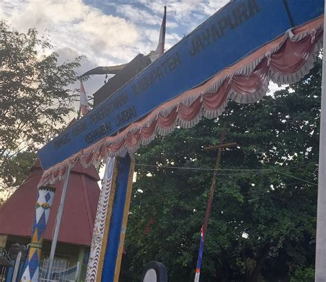 Bendera Merah Putih Usang Masih Terpasang Di Pintu Gerbang Utama