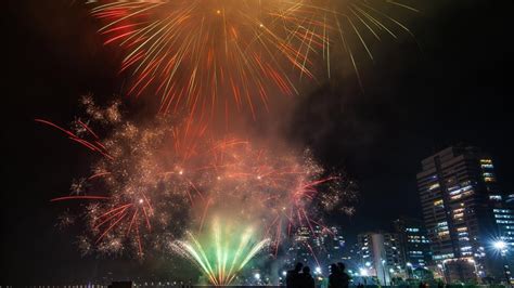 Mulher morre ao ser atingida por fogos de artifício em Praia Grande