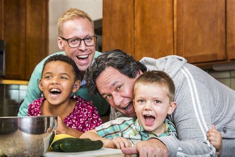 Genitori Gay Che Solleticano I Loro Bambini Fotografia Stock Immagine Di Caucasico Africano