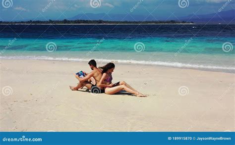 Garotinho E Menina Em Férias De Lua De Mel Desfrutam De Luxo Na Praia