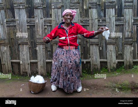 Dorze woman spinning cotton, Gamo Gofa Zone, Gamole, Ethiopia Stock ...