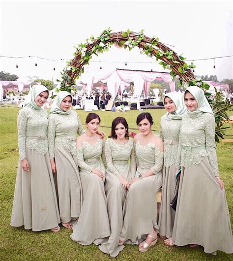 43 Model Baju Untuk Bridesmaid Inspirasi Terkini