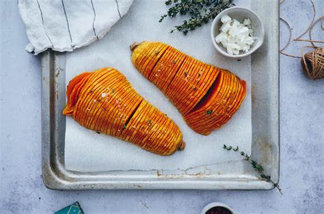 Rezept für Hasselback Butternuss Kürbis aus dem Ofen Zucker Zimt und