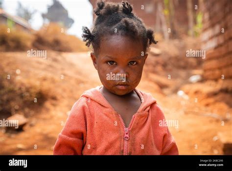 Ni A Pobre Vestida Con Ropa Sucia En Una Aldea Africana Concepto De