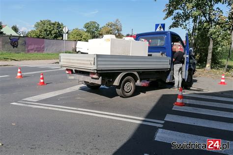 Zderzenie Na Skrzy Owaniu Jod Owej Z Okr N Foto Swidnica Pl