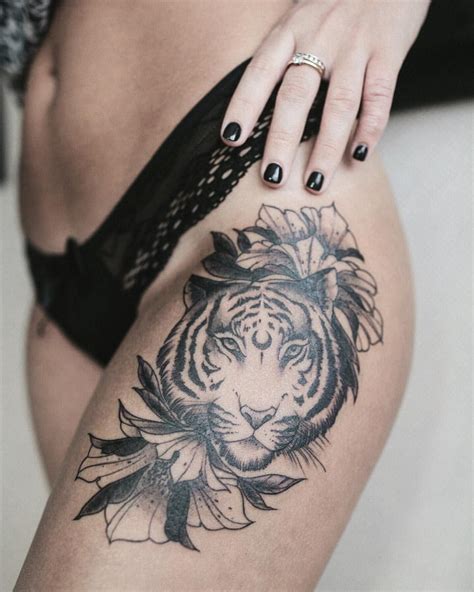 Beautiful tiger thigh tattoo by @dashatattooing #tigertattoo Henna ...