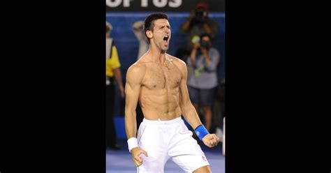 Novak Djokovic C L Bre Toujours Ses Victoires Torse Nu Ici Lors De La