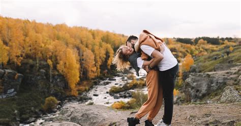 Best Fall Picture Ideas For Couples That Are Anything But Basic