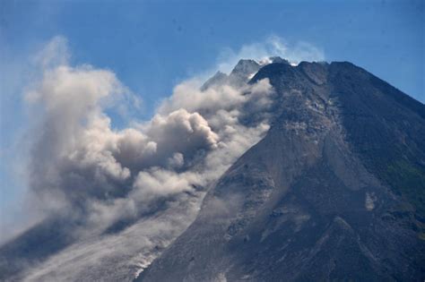 Merapi Kembali Luncurkan Awan Panas Guguran Republika Online