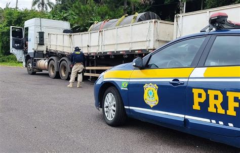 PRF flagra carreta chassi quebrado transportando bobinas de aço no