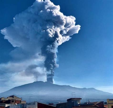 Eruzione Etna Nuovo Spettacolare Parossismo In Corso Fontana Di Lava