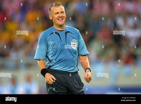 Graham Poll Referee Hi Res Stock Photography And Images Alamy