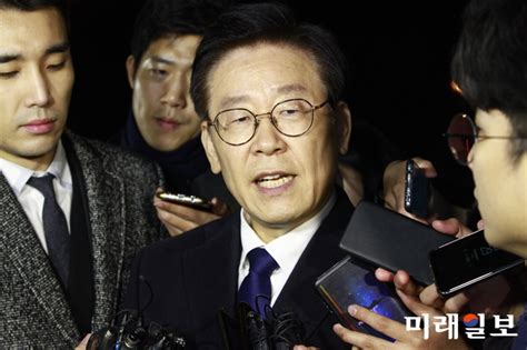 이재명 경기지사 10시간 조사받고 귀가…강제입원은 형수가 한 일