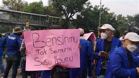 Gelar Demo Di Patung Kuda Mahasiswa Ini Bawa Poster Bertulis Bensinmu