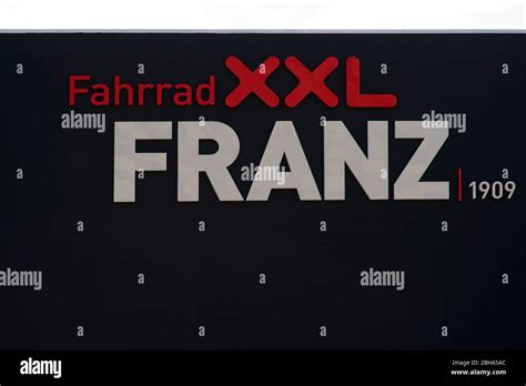 Le Logo De La Société Fahrrad Xxl Franz Sur Une Façade Moderne à