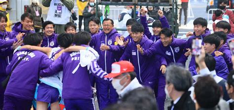 ＜第99回箱根駅伝・復路ゴール＞優勝のゴールテープを切った駒大10区・青柿（手前左から2人目）を出迎える大八木監督と選手たち（撮影・尾崎 有希